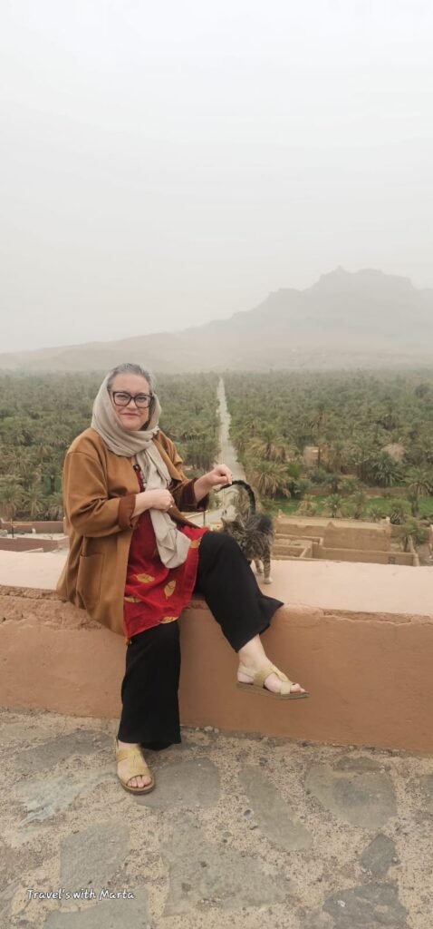 Ana Rebocho, fundadora da Viajar Para Marrocos, num terraço com vista para um palmeiral